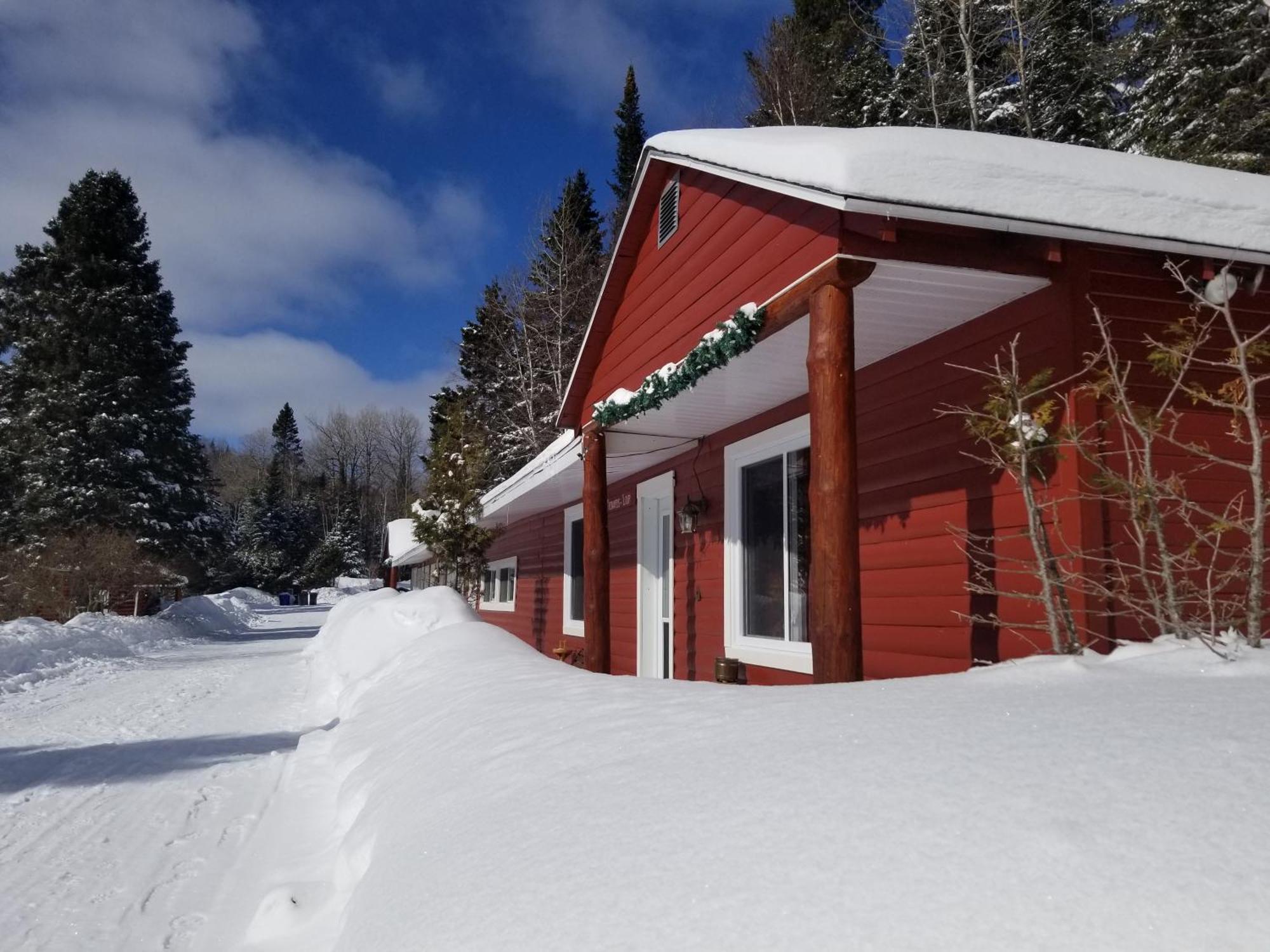 Kan-à-Mouche Pourvoirie Auberge et Chalets Saint-Michel Exterior foto